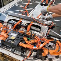 El reciclaje de baterías usadas de coches eléctricos es una mina para las mafias chinas: cientos de talleres clandestinos se están forrando  