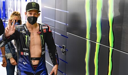 Fabio Quartararo reconoce que mereció una bandera negra por correr con el mono abierto y ataca a Casey Stoner