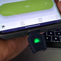 Sigue siendo mi arma secreta contra las picaduras de mosquito: este accesorio para móvil volverá a salvarme el verano 