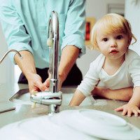 Pensando en la salud de los niños es mejor lavar los platos a mano que con el lavaplatos