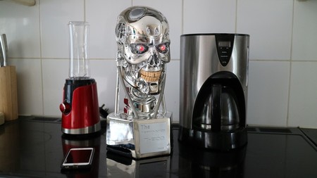 Esta cabeza de un Terminator T-800 es en realidad un altavoz Bluetooth con cámara de vigilancia integrada
