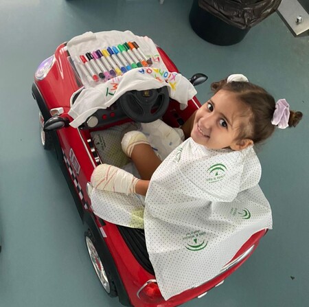Carlota, una niña en riesgo de perder sus extremidades, pide ayuda para ser operada por el doctor Cavadas