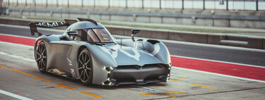 ¡Alucina! Así destroza un pequeño coche eléctrico a un Ferrari de un millón de euros