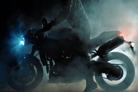 La nueva Triumph Speed Triple se esconde entre las sombras de este teaser, y se presentará el 29 de enero