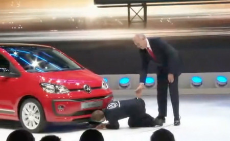 "Disculpen, tengo el nuevo software trucado", e interrumpe la presentación de Volkswagen en Ginebra