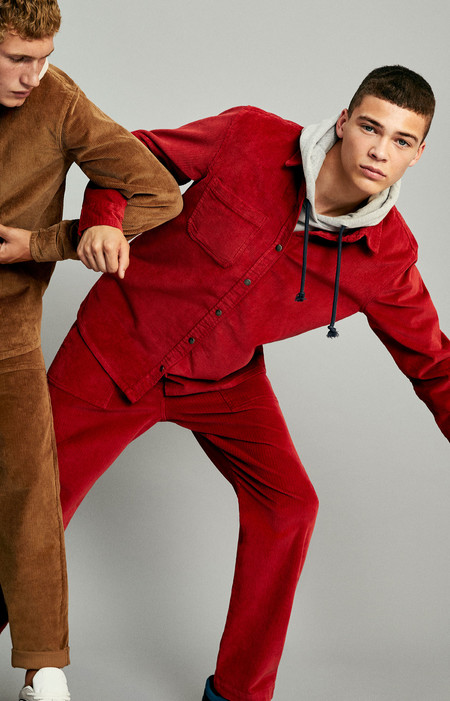 La pana monocolor se convierte en el nuevo uniforme de Pull&Bear para el otoño