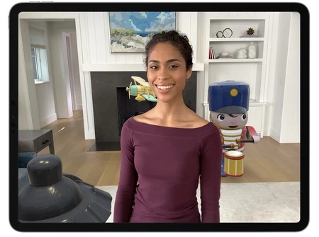 ARKit 3.0 による人のオクルージョン。仮想オブジェクトの前にいる女の子が仮想オブジェクトを覆います。