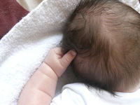 Cuidados del recién nacido: el primer corte de pelo