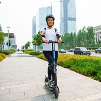 La DGT sale a la caza de los patinetes eléctricos y bicis que circulan por las aceras: 200 euros de multa para los infractores  