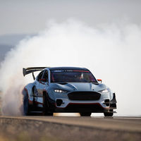¡Brutal! El Ford Mustang Mach-E 1400 es un coche eléctrico de 1.400 CV y siete motores capaz de competir tanto en drift como en NASCAR