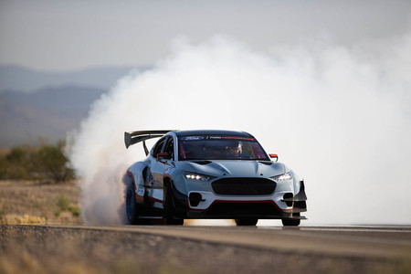 ¡Brutal! El Ford Mustang Mach-E 1400 es un coche eléctrico de 1.400 CV y siete motores capaz de competir tanto en drift como en NASCAR