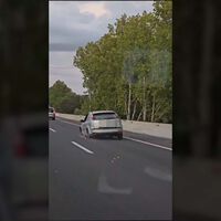 Una conductora circuló 14 km sin dos ruedas “generando chispazos, caos circulatorio y daños a la vía”. Cuando la paró la Guardia Civil dio positivo en alcohol