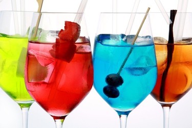 De los creadores del gin tonic 'ensalada' llegan a nuestras pantallas... ¡los rebujitos de colores!