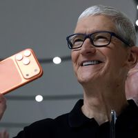 El nuevo trabajo de Tim Cook: dejar de elegir los colores del iPhone y centrarse en cosas como que Trump y Pekín no arruinen la empresa