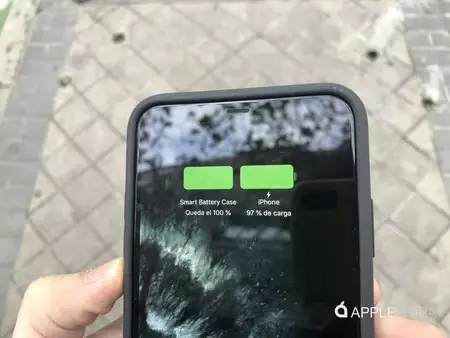 ケースを置くと両方のバッテリーの充電状態が表示されます。