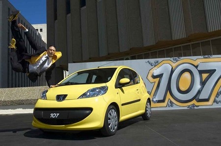Cosas que hacer con un Peugeot 107, como por ejemplo puenting con motor
