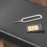 Llevamos 15 años ignorando el material del "pincho" de la SIM. Resulta que es la pieza clave para que el iPhone plegable no se rompa