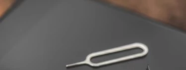 Llevamos 15 años ignorando el material del "pincho" de la SIM. Resulta que es la pieza clave para que el iPhone plegable no se rompa