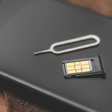 Llevamos 15 años ignorando el material del "pincho" de la SIM. Resulta que es la pieza clave para que el iPhone plegable no se rompa
