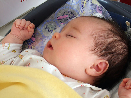 Para reducir el riesgo de muerte súbita en los primeros 6 meses, los bebés deberían dormir en su cuna pero junto a sus padres