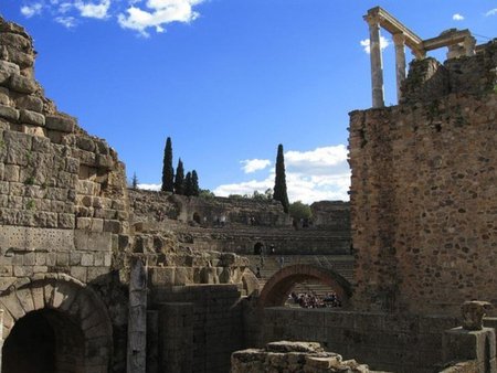 Extremadura presenta unos presupuestos con más deuda