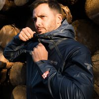 Columbia nunca había rebajado tanto su chaqueta estrella y llega justo a tiempo para esta semana lluviosa 