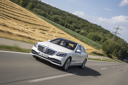 Probamos el Mercedes-Benz Clase S y no sabemos si es mejor conducirlo o que te lleve como a un marqués