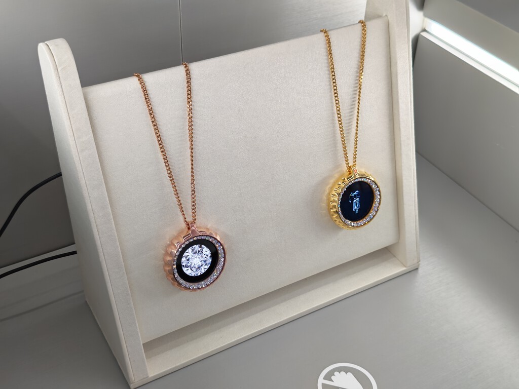 Samsung ya piensa en un futuro con pantallas OLED en todas partes. Incluido en un collar o en una consola plegable