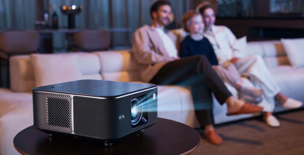 Este proyector no necesita sistema de audio aparte: tiene subwoofer inalámbrico y altavoces para montar tu cine en casa 
