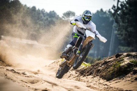 Husqvarna trae el futuro a su gama de motocross, con el control de tracción para las 4T