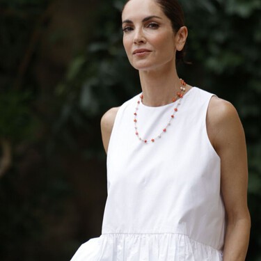 Eugenia Silva se apunta a la estética 90s de tendencia con un look monocolor cómodo, calentito y muy fácil de copiar