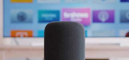 Ni Amazon, ni Apple, ni Google especifican en sus términos que haya humanos escuchando lo que decimos a nuestros asistentes: el gran dilema de la transparencia 