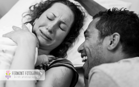 34 fotos de ese mágico momento en el que los padres ven por primera vez a su bebé