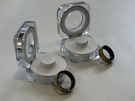 Foto de dos Galaxy Ring junto a su correspondiente estuche de carga