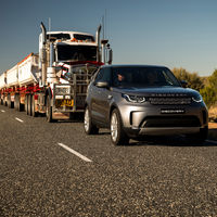 Y este es el Land Rover Discovery remolcando un convoy de 110 toneladas 