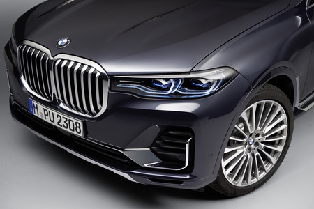BMW X7 luces y parrilla