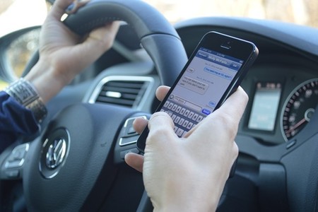 Un modo coche para erradicar el uso del móvil al volante, la idea del gobierno británico
