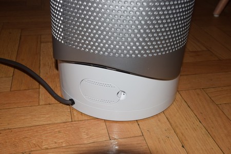 Detalle de la puerta trasera que nos permite cambiar el filtro de aire