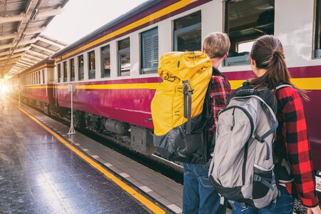 Dos jóvenes esperando para subir al tren
