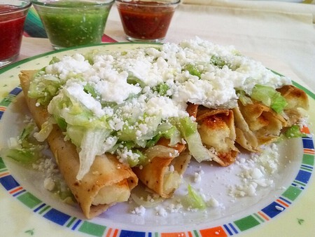 Cómo hacer flautas de pollo con la receta del Chef Oropeza: llevan una mezcla de ingredientes que resalta el sabor