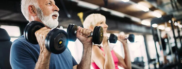El entrenamiento de fuerza después de los 50 resulta clave y te contamos por qué