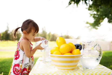 17 recetas de limonadas caseras y otras bebidas refrescantes para niños en verano