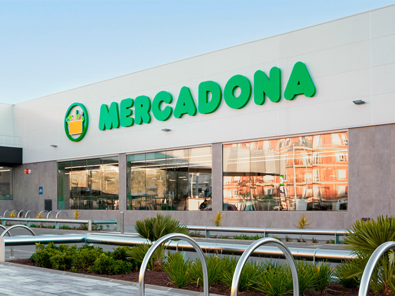 Fachada de una tienda Mercadona, supermercado español de distribución