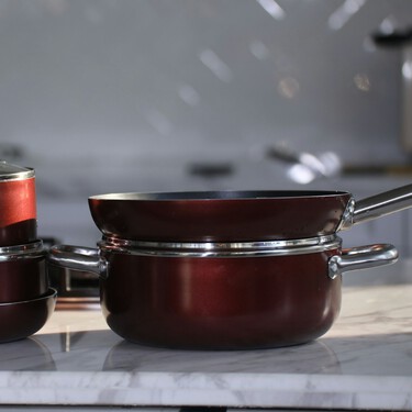 El organizador de sartenes por poco más de 11 euros que nos evita dolores de espalda y acaba con el desorden 