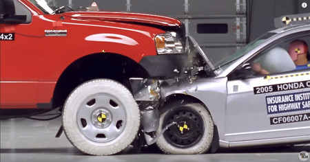 Es más probable que sobrevivas en un choque contra un SUV que contra una pick-up según el IIHS