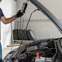 Este cargador de Bosch puede salvar la vida de la batería de tu coche, y ahora cuesta poco más de 40 euros