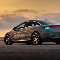 El coche autónomo del futuro controlado por la IA tendrá las luces de otro color