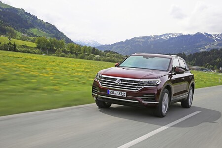 El Volkswagen Touareg eHybrid ya tiene precio: un lujoso SUV híbrido enchufable con 381 CV y 45 km de autonomía, desde 81.220 euros