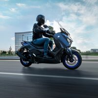 Yamaha actualiza sus scooters de 125 y 300: lavado de cara y nuevo cuadro de instrumentos para la familia XMAX