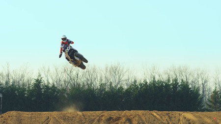 Ducati Desertx Dando Saltos En Una Pista De Motocross001